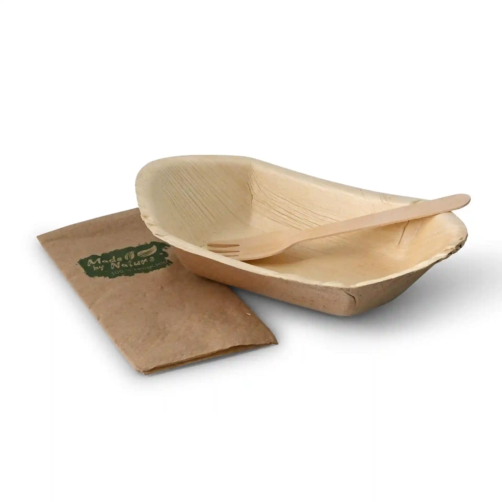 Bateau en feuille de palmier profond avec une fourchette en bois et un emballage en papier brun.