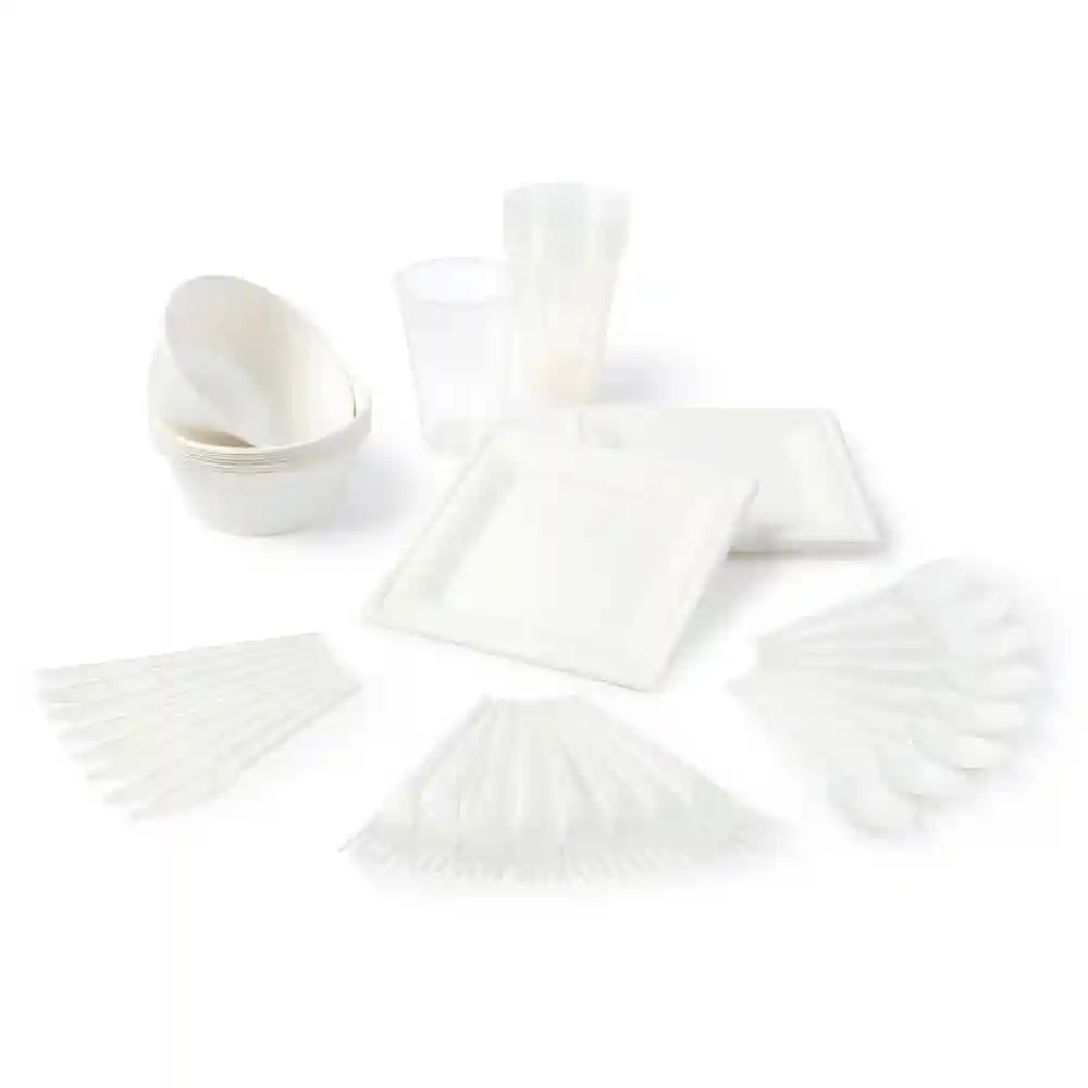 Ensemble de plats, bols, gobelets, fourchettes, couteaux et cuillères jetables blancs disposés sur un fond uni.