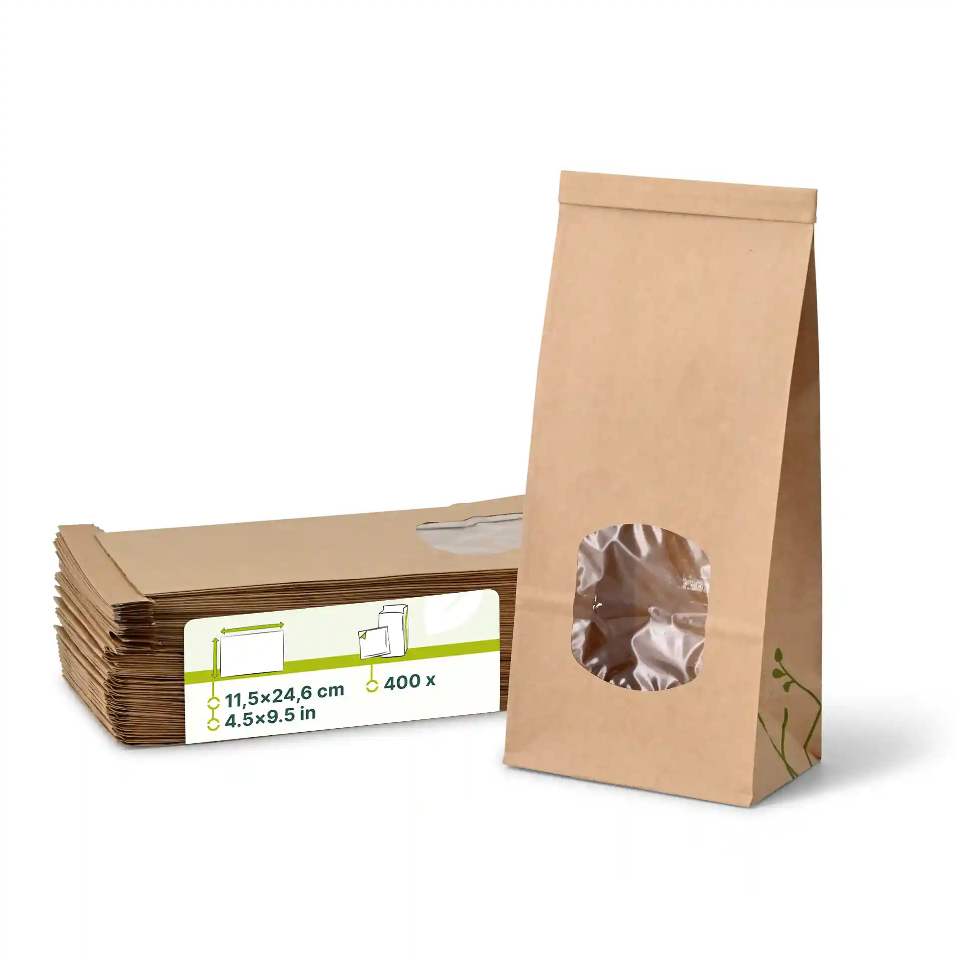 Sac en papier kraft brun à fond plat avec une fenêtre, exposé à côté d'une pile de sacs similaires.