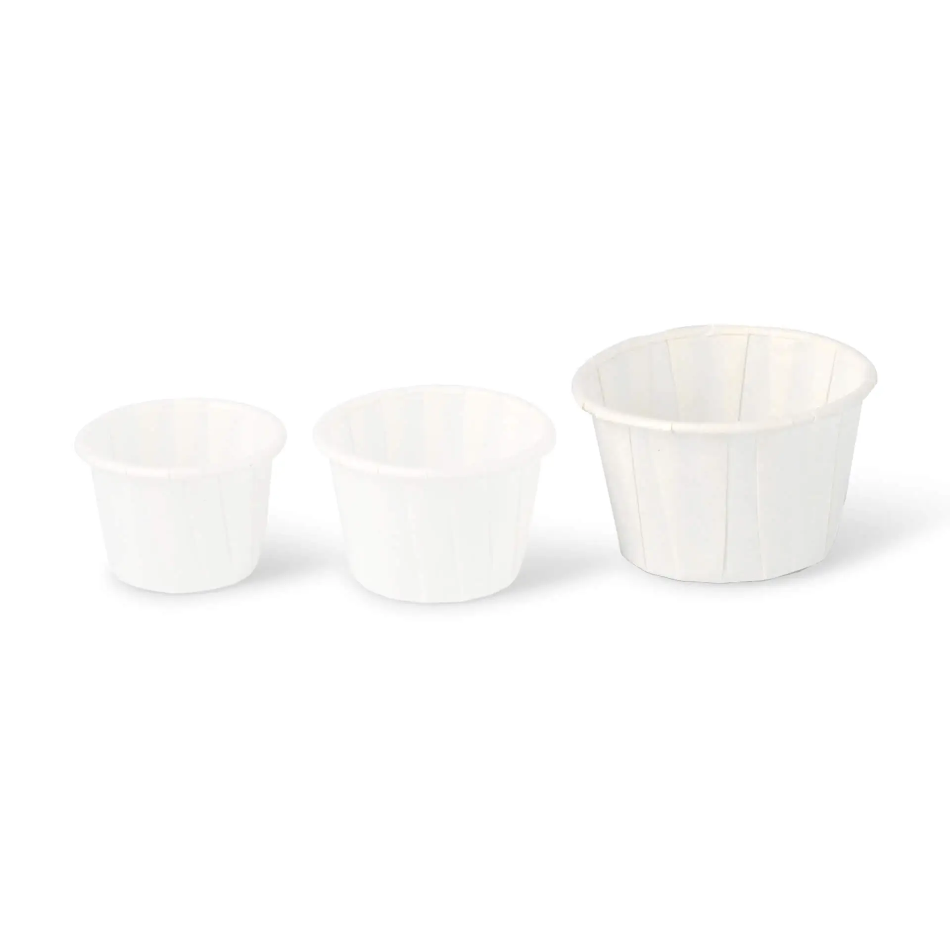 Trois gobelets en papier blancs de différentes tailles, adaptés pour les dips ou les petites portions, présentés sur un fond uni.