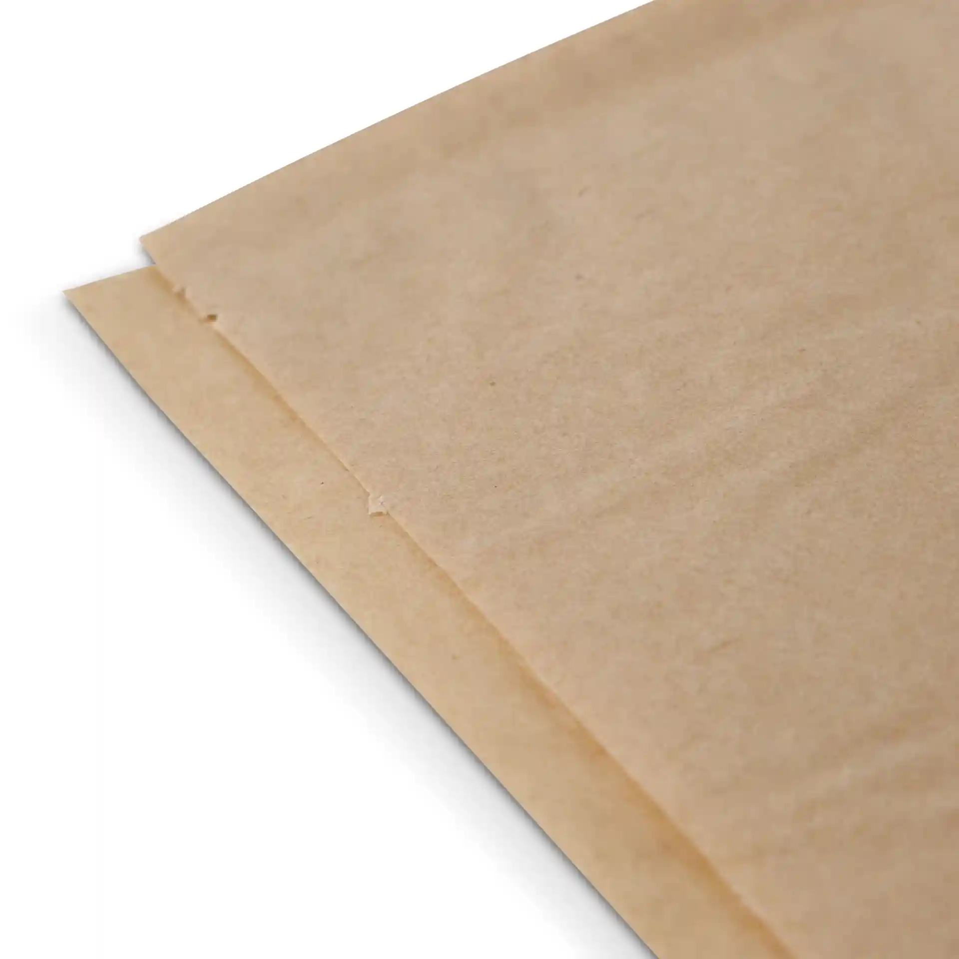 Sacs à frites en papier kraft brun, mesurant 23 × 23 cm, se chevauchant partiellement sur l'image.
