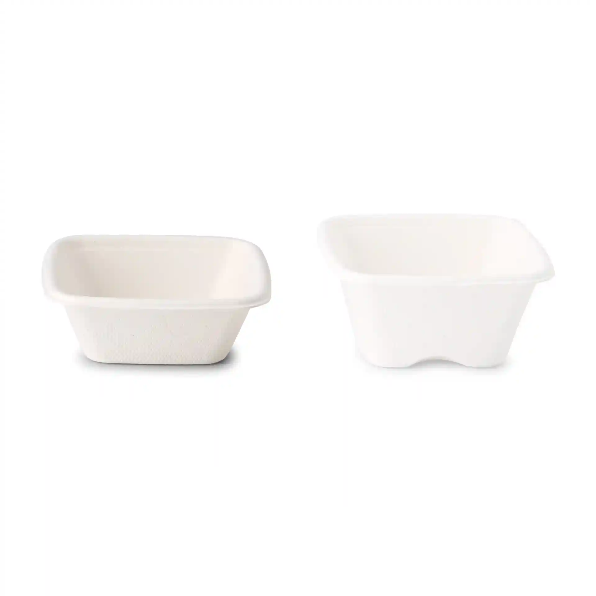Image de deux gobelets carrés blancs en bagasse, l'un légèrement plus grand que l'autre, sur un fond uni.