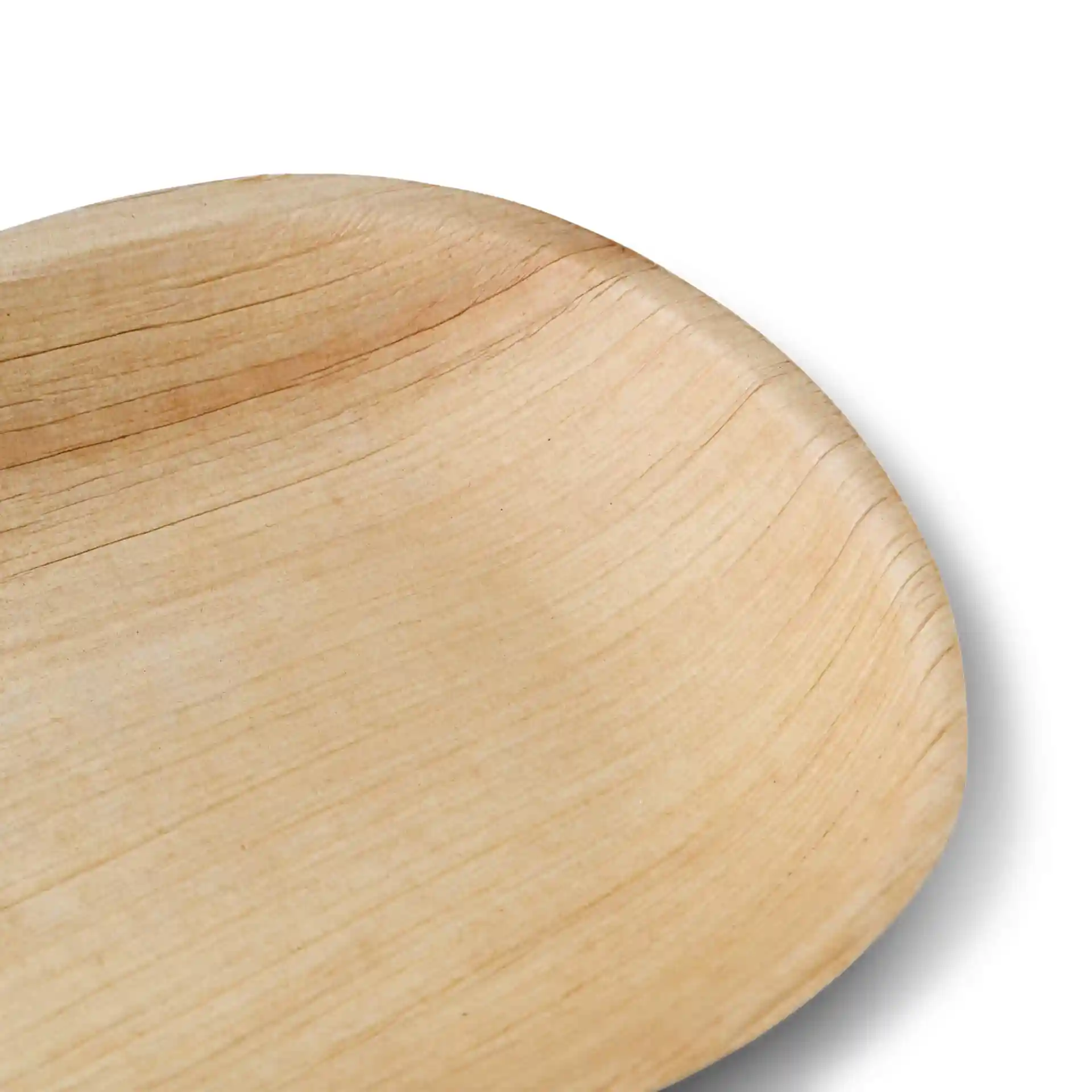 Gros plan d'une assiette en feuille de palmier ovale avec une finition en grain naturel et une profondeur peu profonde.