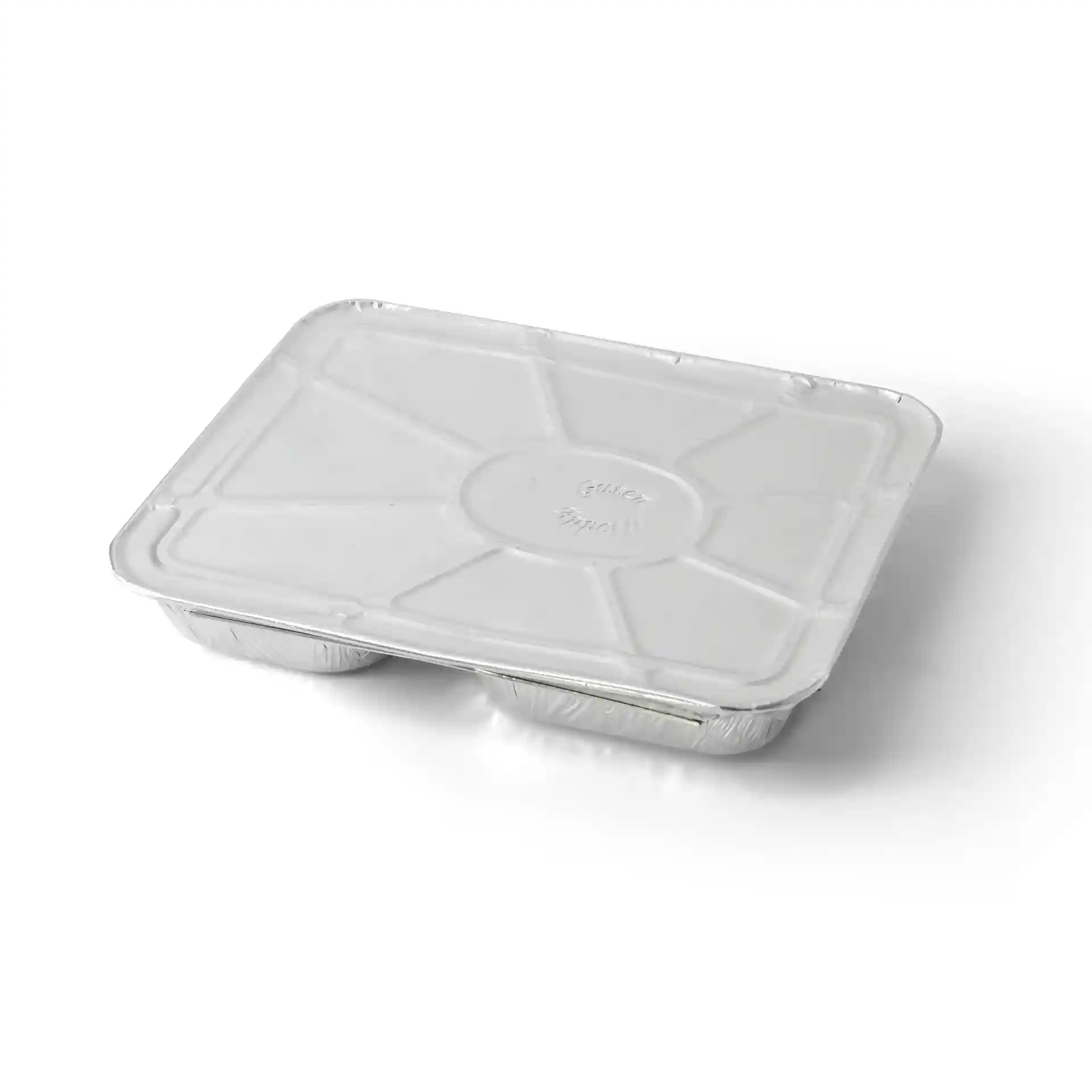 Couvercle en aluminium pour un plateau repas rectangulaire à deux compartiments, présenté en angle sur un fond uni.