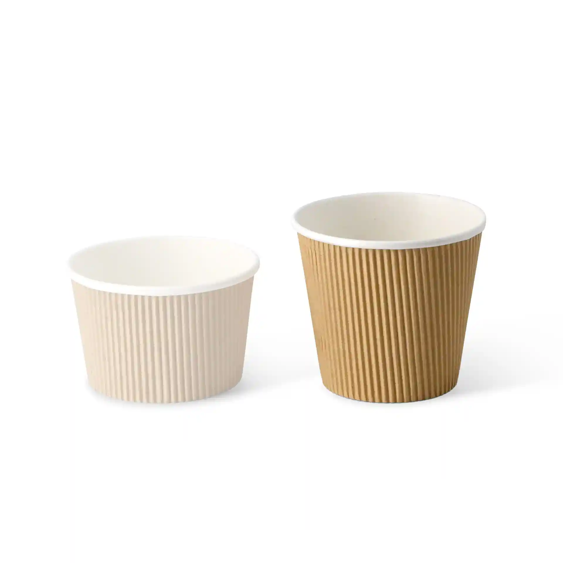Image de deux tasses à soupe striées, une blanche et une brune, sur un fond uni.