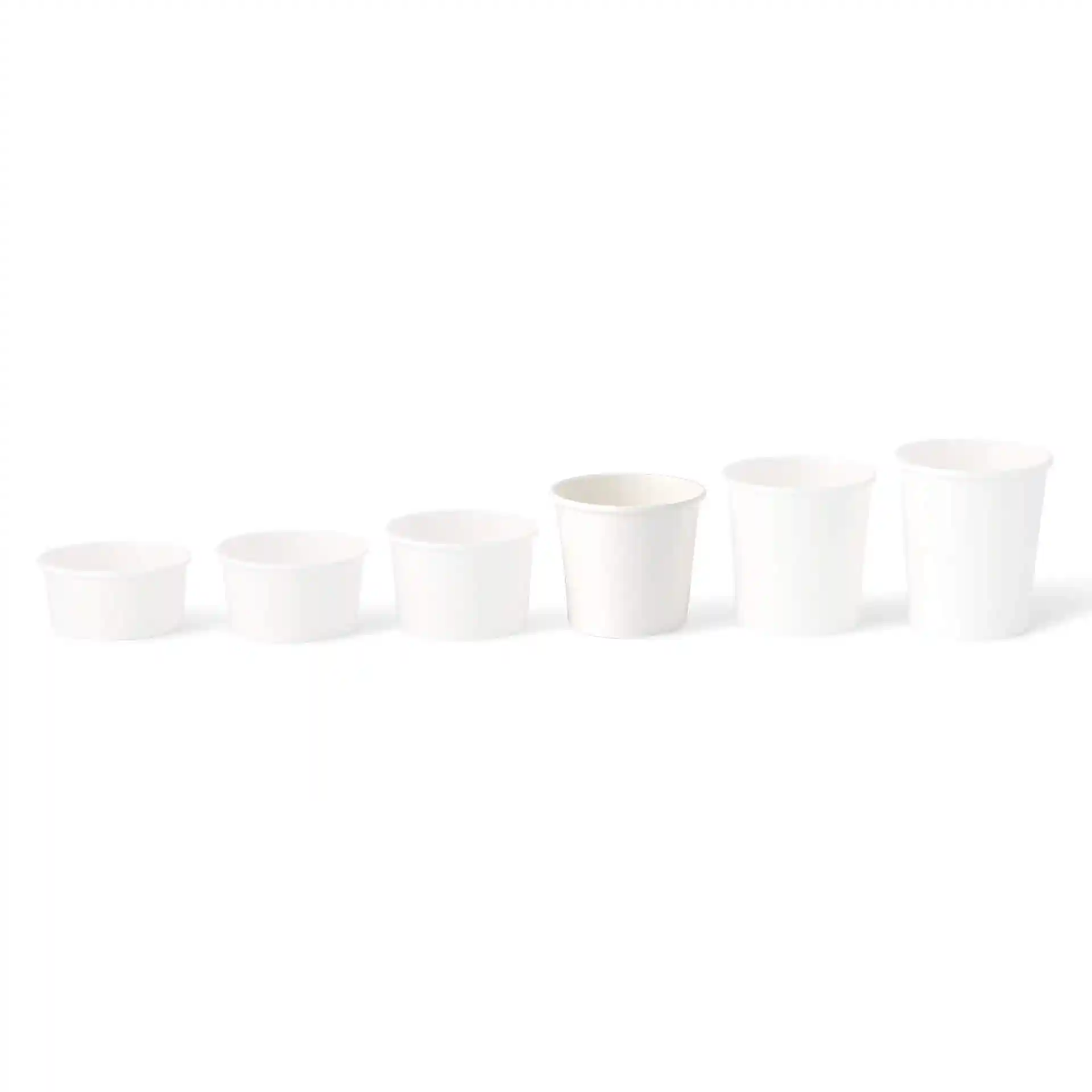 Ensemble de six pots en papier blancs pour glace de tailles variées, disposés du plus petit au plus grand.