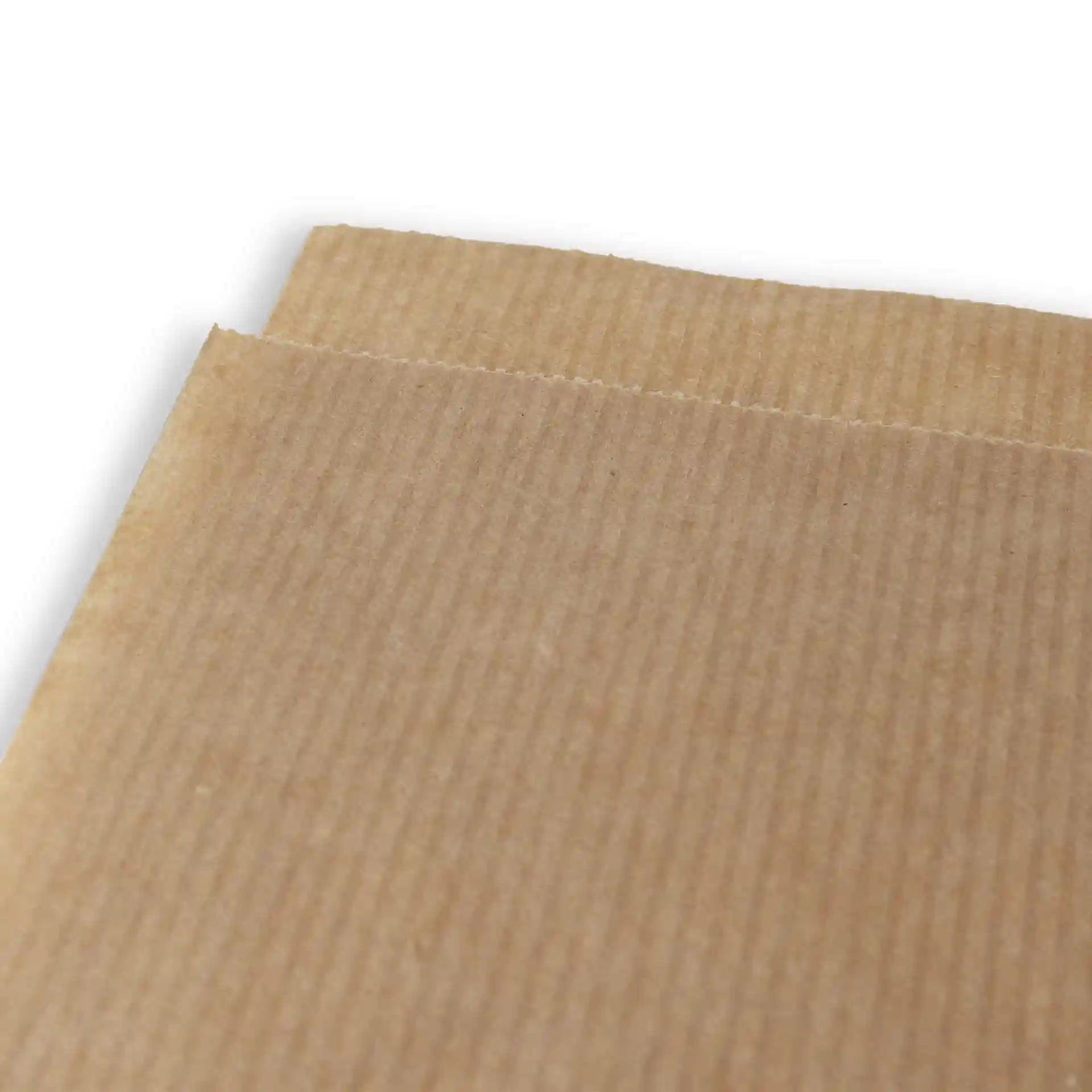 Gros plan d'un sac à snacks en papier brun avec deux côtés ouverts et une surface texturée.