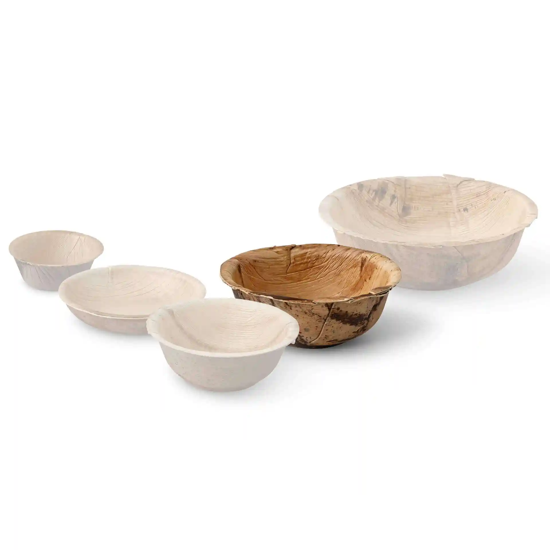 Cinq bols ronds en feuille de palmier de tailles variées, avec une couleur de grain naturel et sans revêtement.