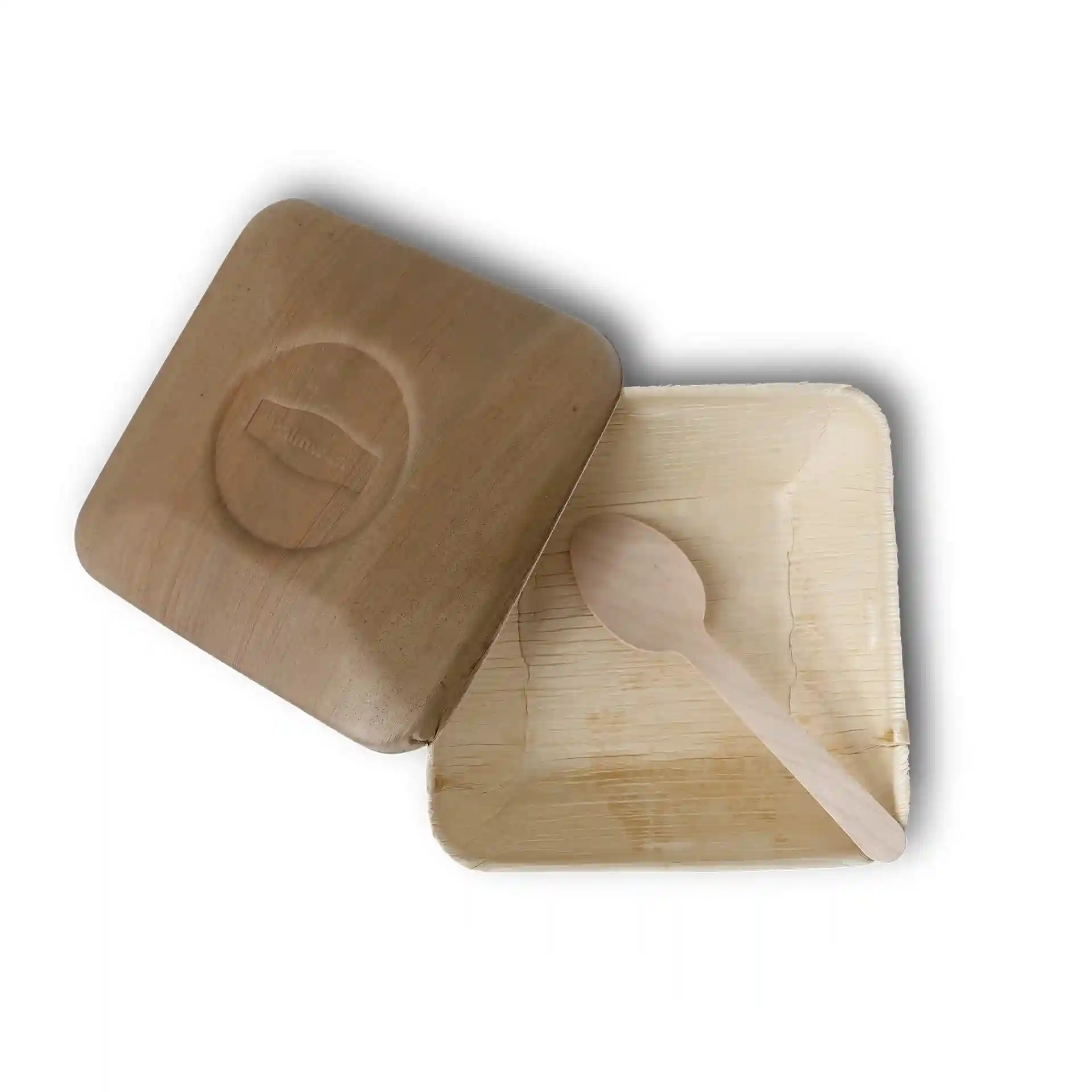 Bol carré en feuille de palmier avec couvercle et une cuillère en bois à l'intérieur, vu d'en haut.