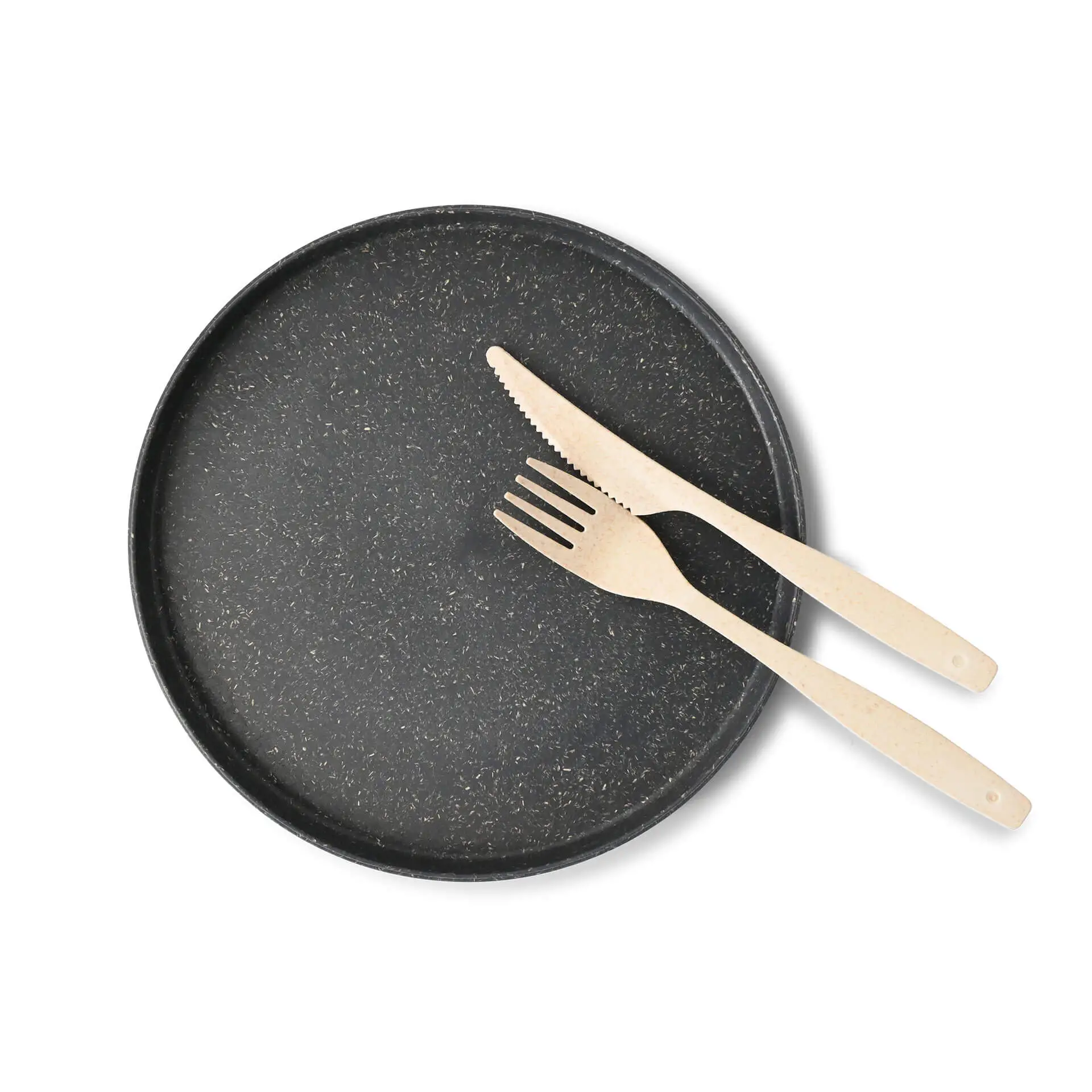 Assiette ronde grise de 20 cm de diamètre, accompagnée d'un couteau et d'une fourchette en bois.