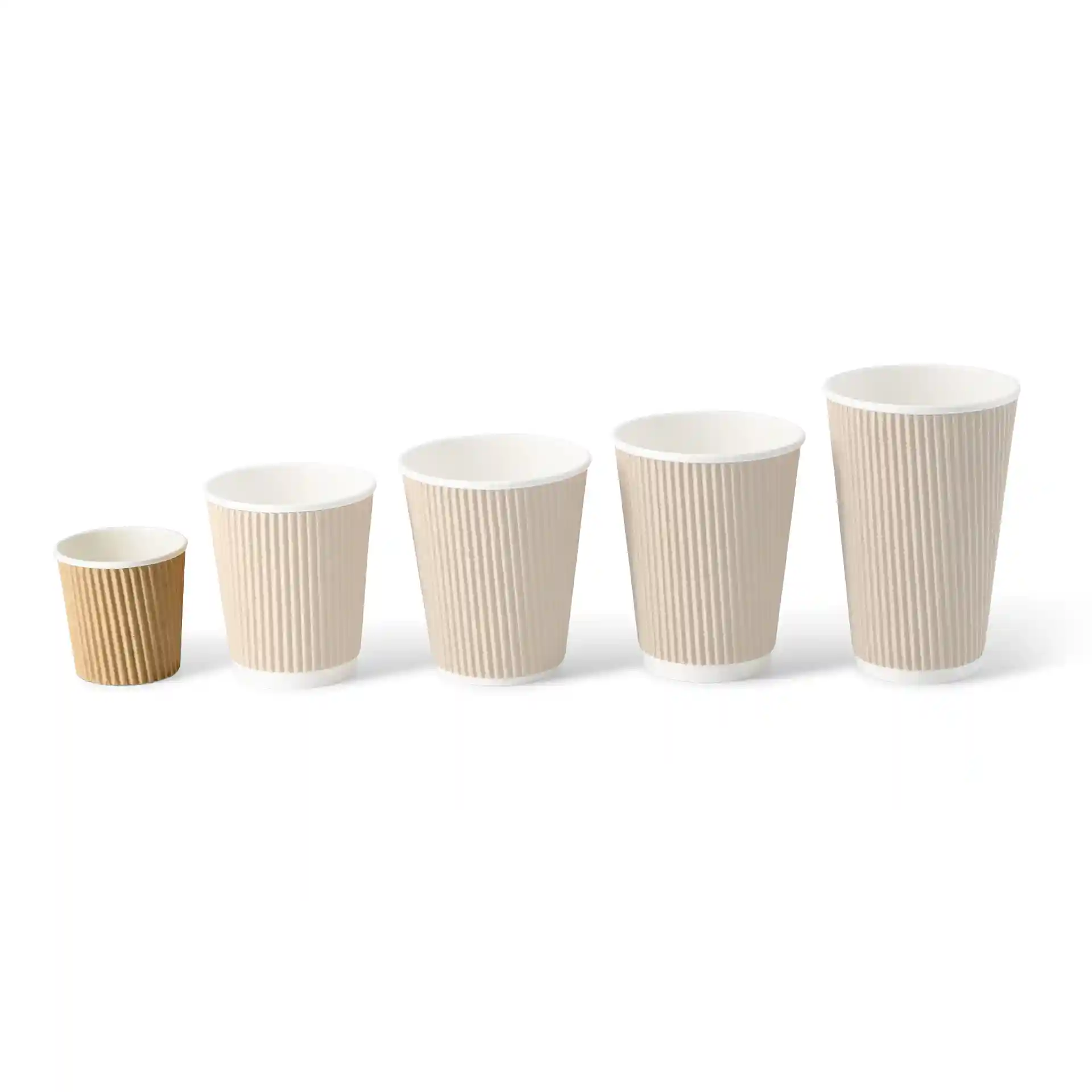 Image de cinq tasses à rainures de tailles variées, dont une tasse brune et quatre tasses blanches avec texture rainurée.