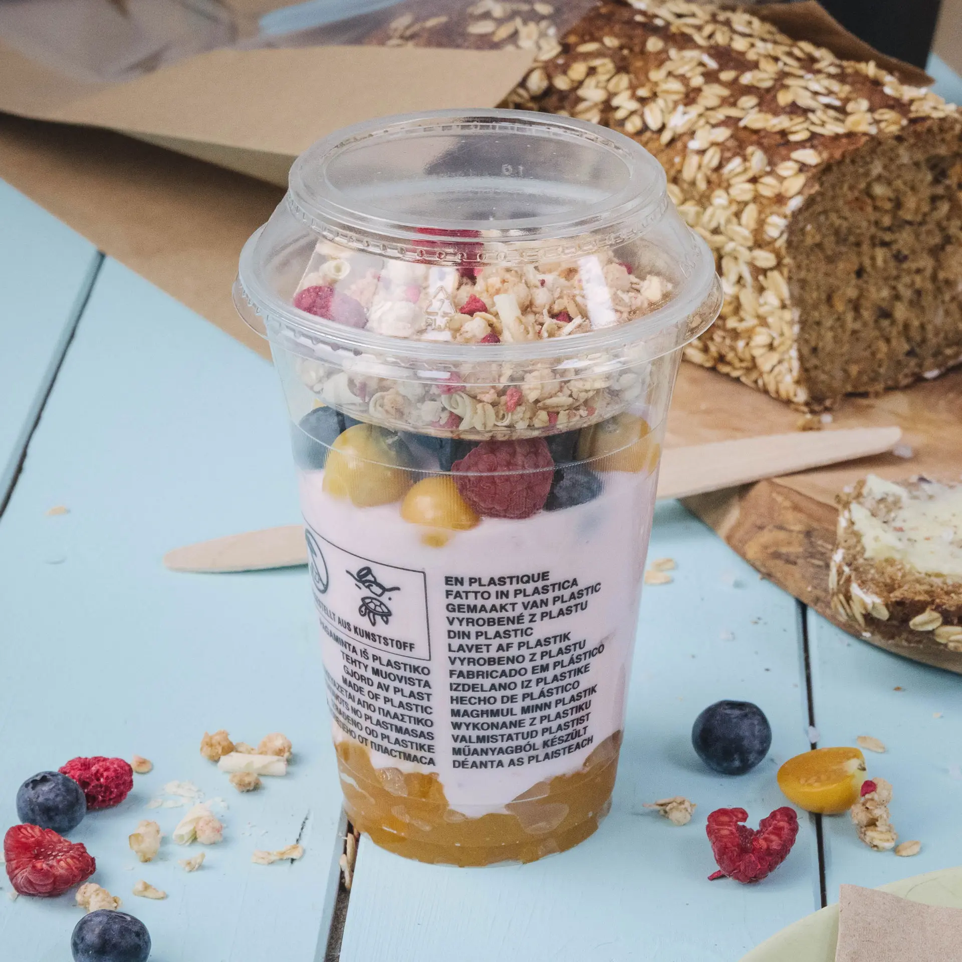 Gobelet en plastique transparent rempli de yaourt, granola et fruits, diamètre de 95 mm et volume de 130 ml.