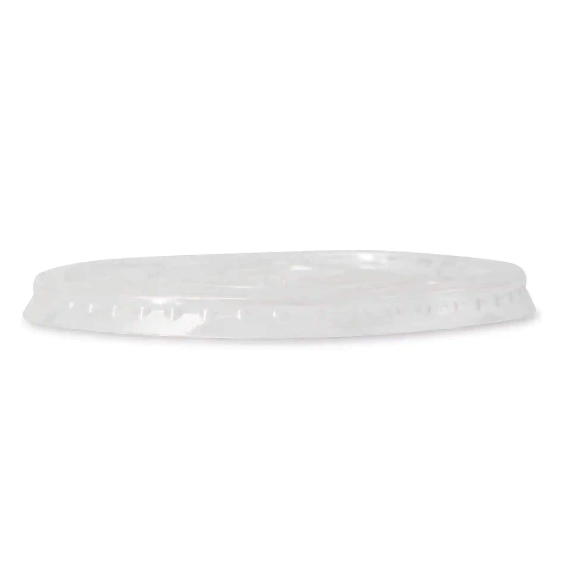 Couvercle plat en PLA transparent de 96 mm de diamètre avec un trou pour paille, vu de côté.