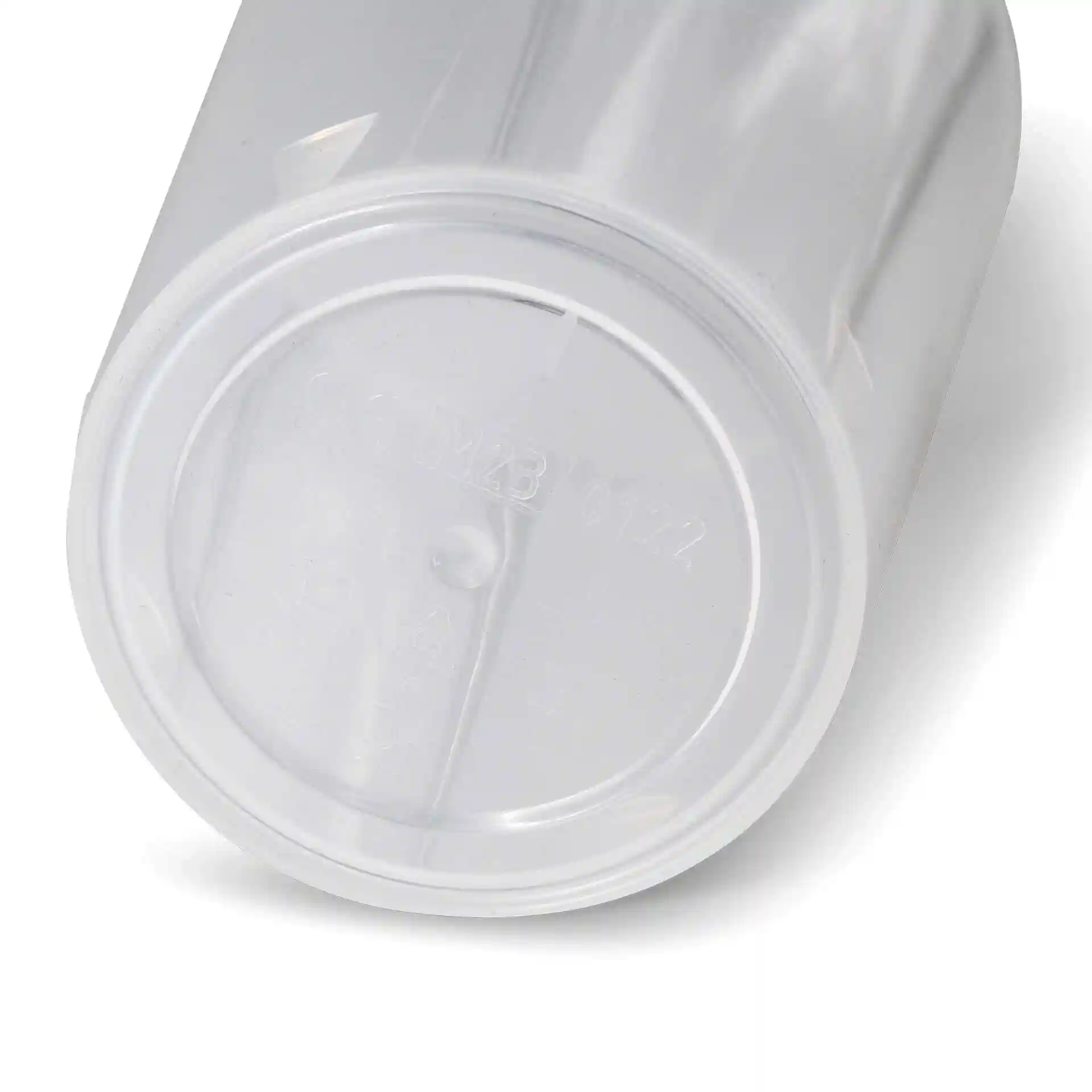 Gobelet réutilisable transparent avec une base ronde, montrant les détails et marquages au fond.