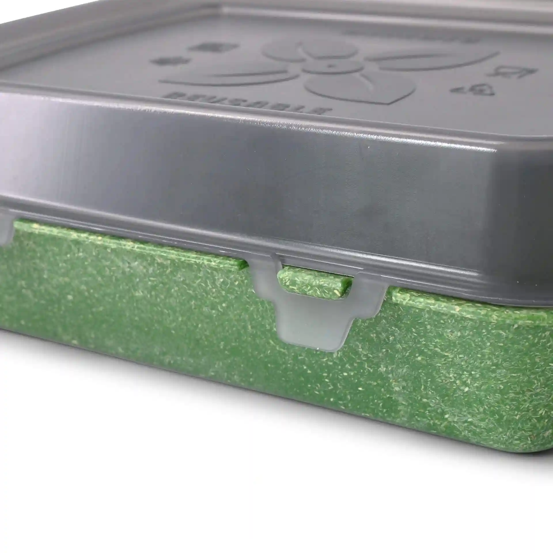 Vue latérale d'un conteneur rectangulaire réutilisable avec un couvercle gris et une base verte en matériau PP.