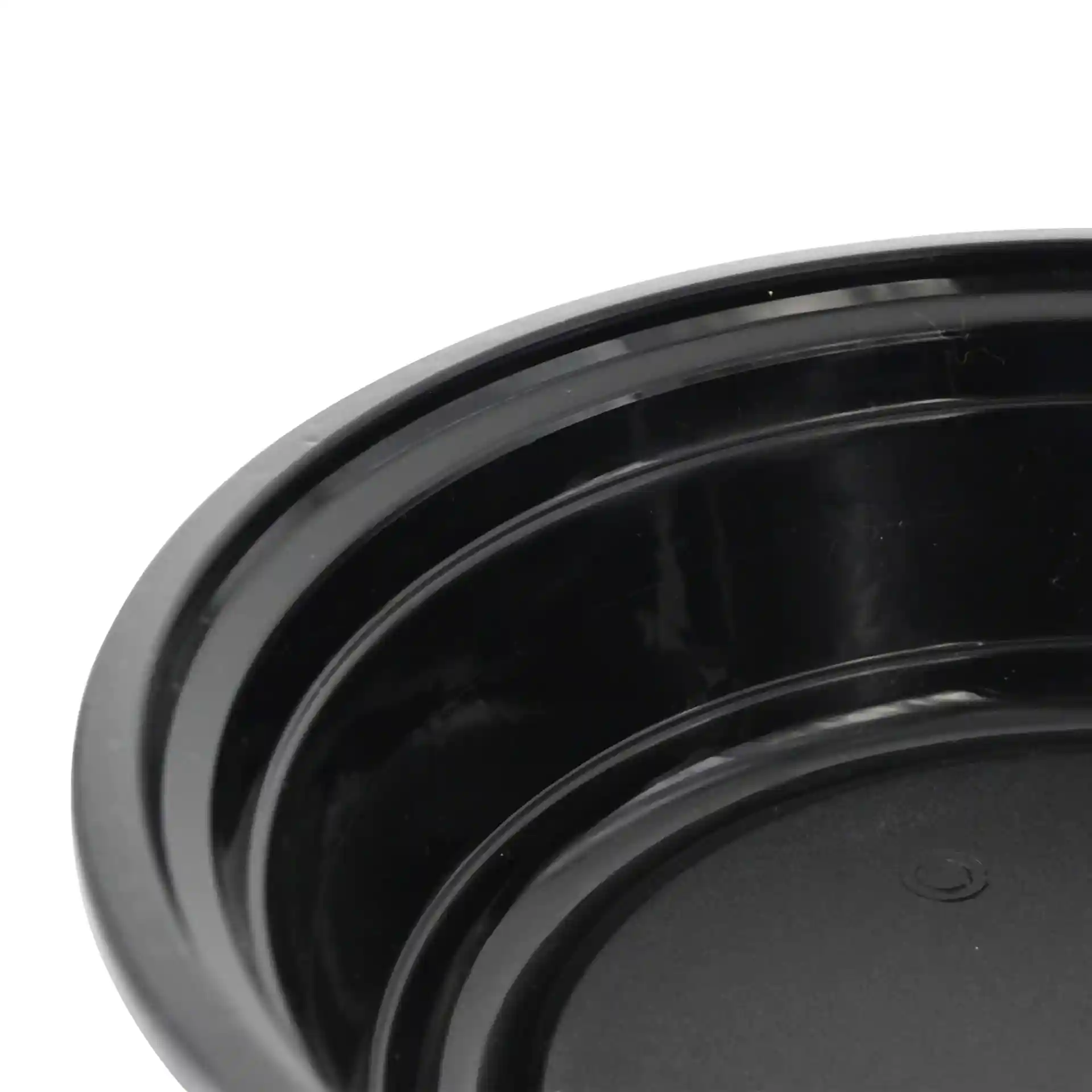 Assiette ronde réutilisable noire d'un diamètre de 182 mm et d'une hauteur de 44 mm, montrant des rainures intérieures.
