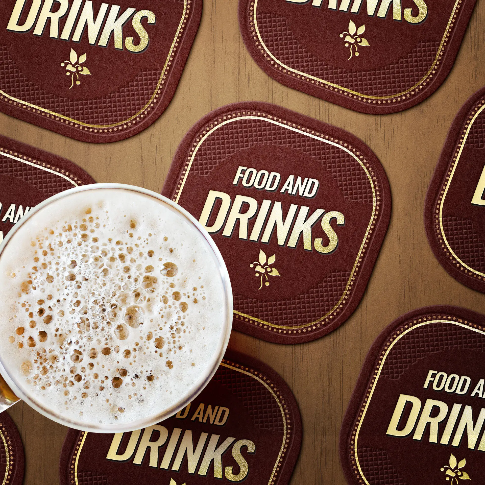 Sous-verre beige avec le texte "Nourriture et boissons", entouré de plusieurs sous-verres similaires sur une surface en bois.