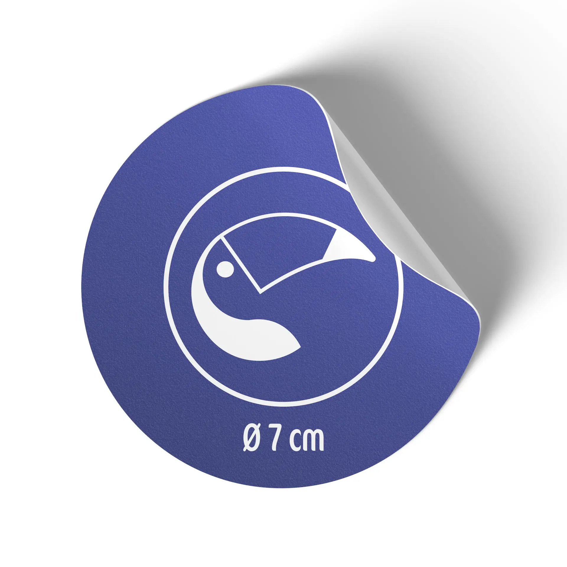 Rouleau d'étiquettes rondes blanches mates de 7 cm avec un design bleu et un symbole, partiellement décollé.