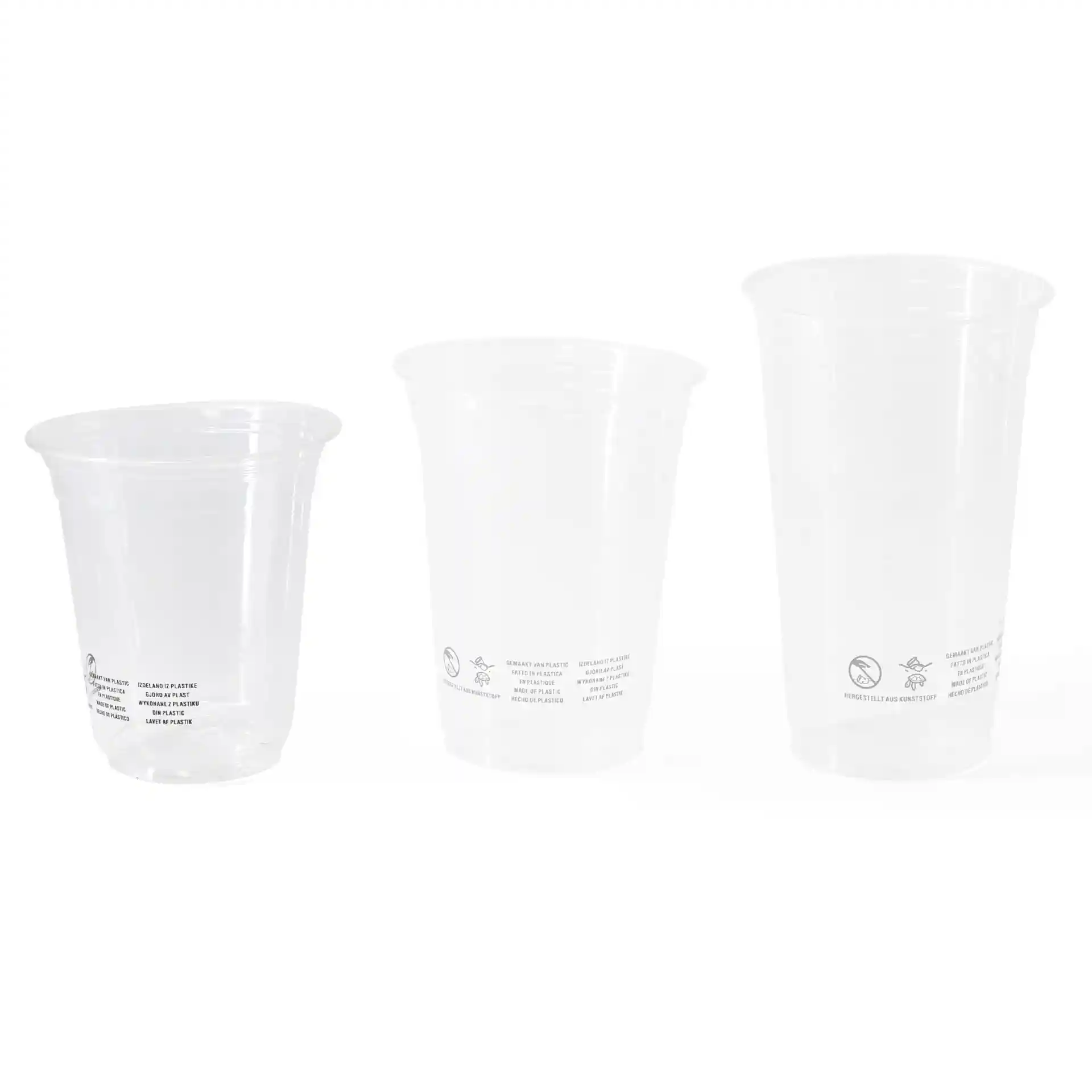 Image de trois gobelets en plastique PLA transparent de tailles variées, avec des marques visibles au fond.