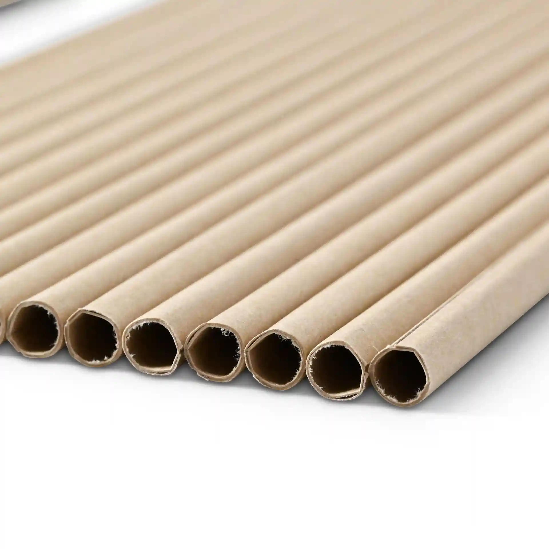 Pailles en papier marron, longues de 20 cm et larges de 0,6 cm, disposées en rangée avec les extrémités ouvertes visibles.