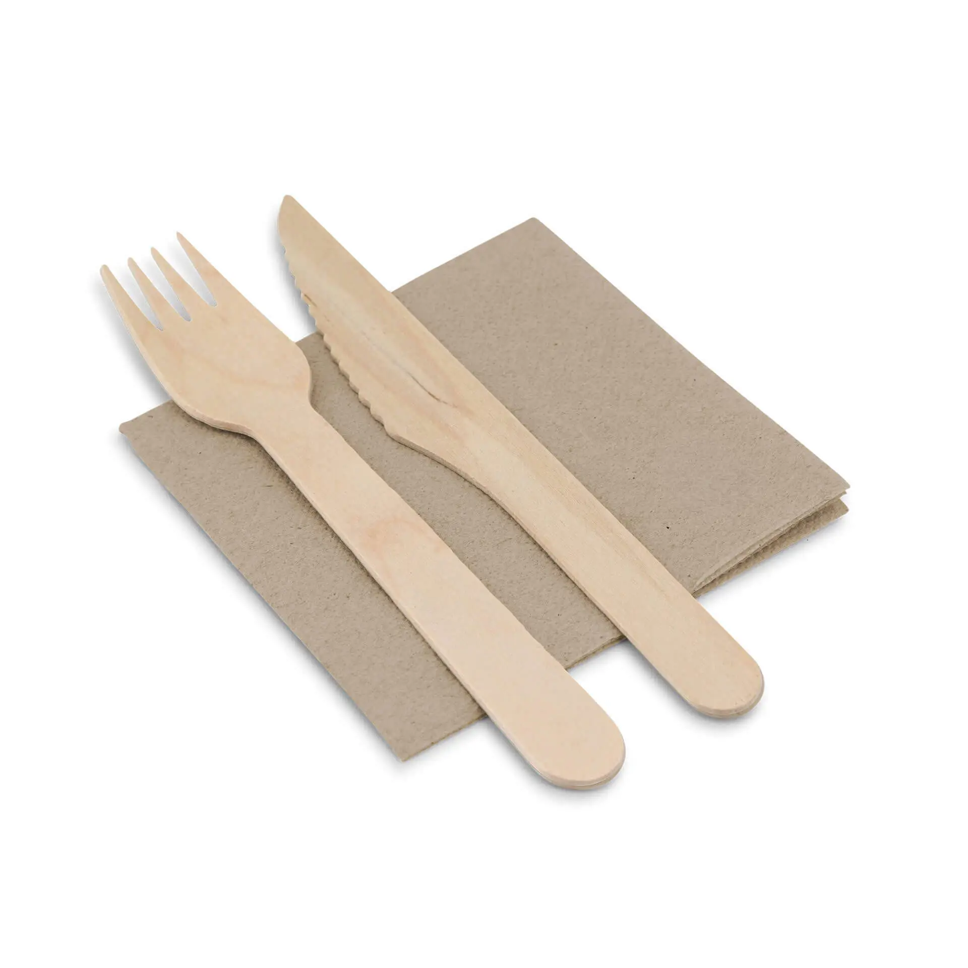Fourchette et couteau en bois placés sur une serviette carrée en 2 épaisseurs non blanchie avec un symbole de recyclage.