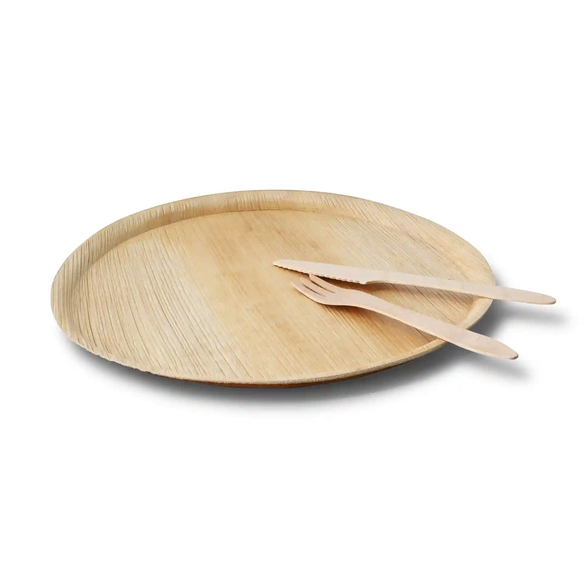 Assiette à pizza ronde en feuille de palmier de 27 cm de diamètre, accompagnée d'un couteau et d'une fourchette.