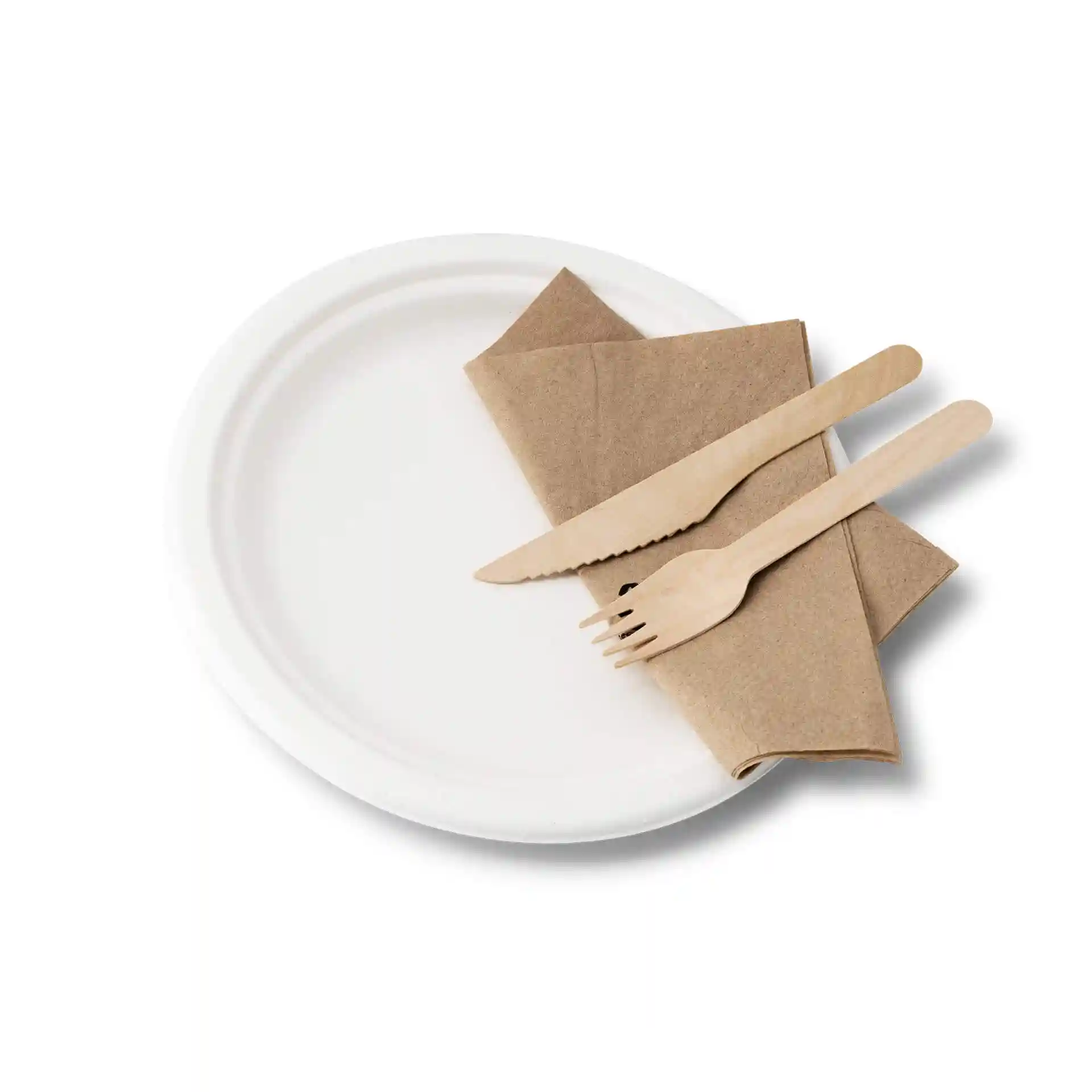 Assiette ronde en canne à sucre blanche avec une serviette brune et un couteau et une fourchette en bois dessus.