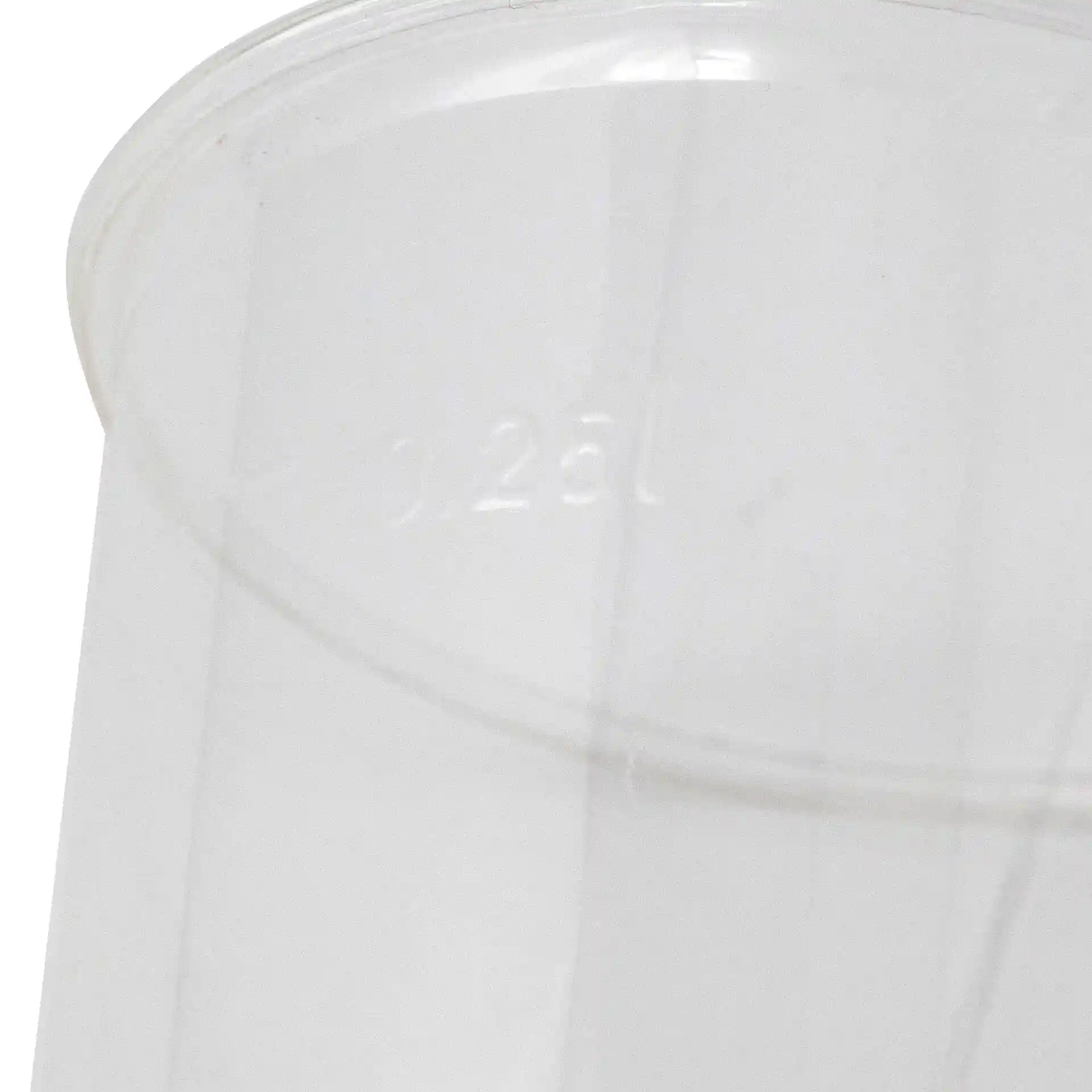 Gobelet en plastique transparent avec une indication de mesure visible de 0,25L sur le côté.