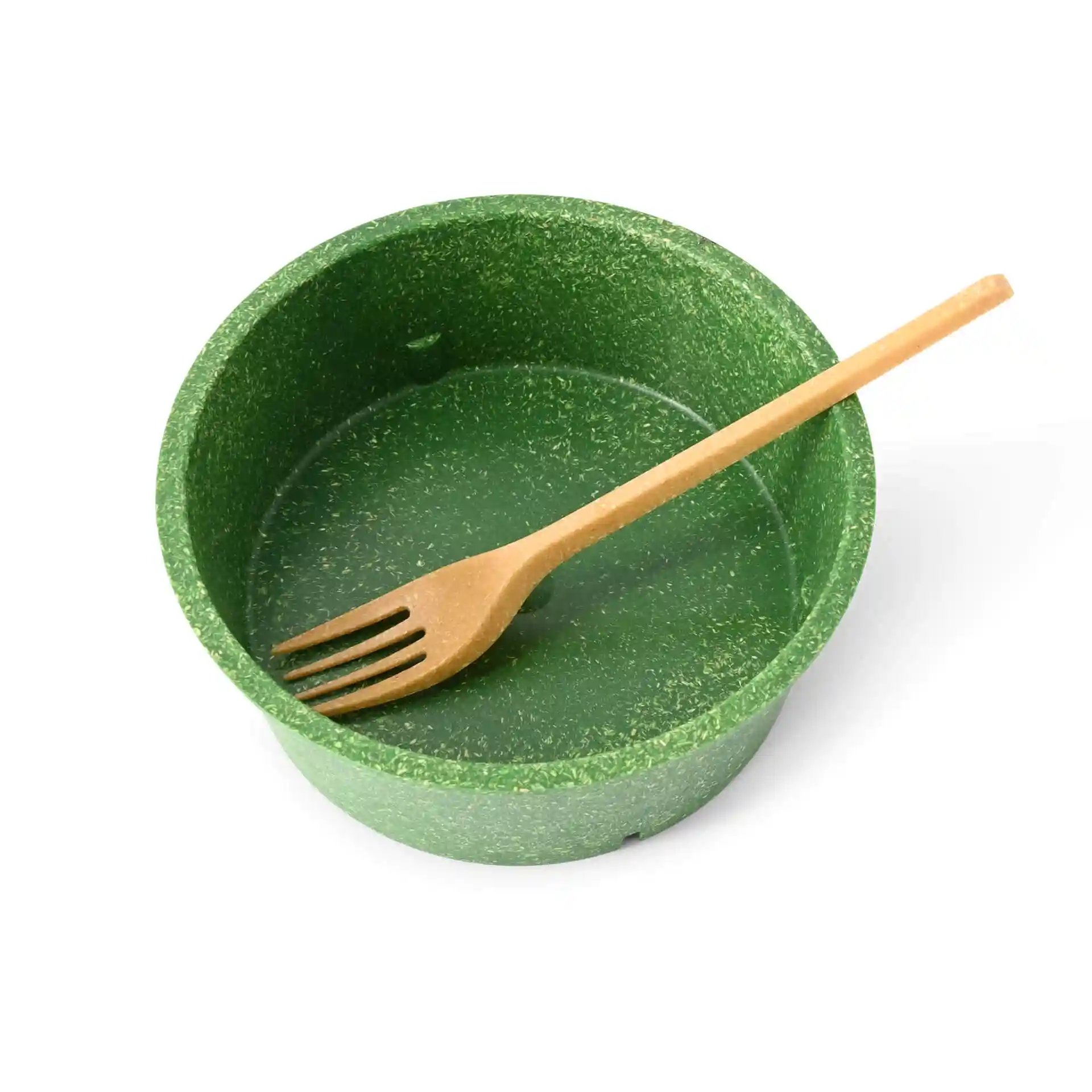 Bol vert avec une fourchette en bois à l'intérieur, sur un fond blanc uni.