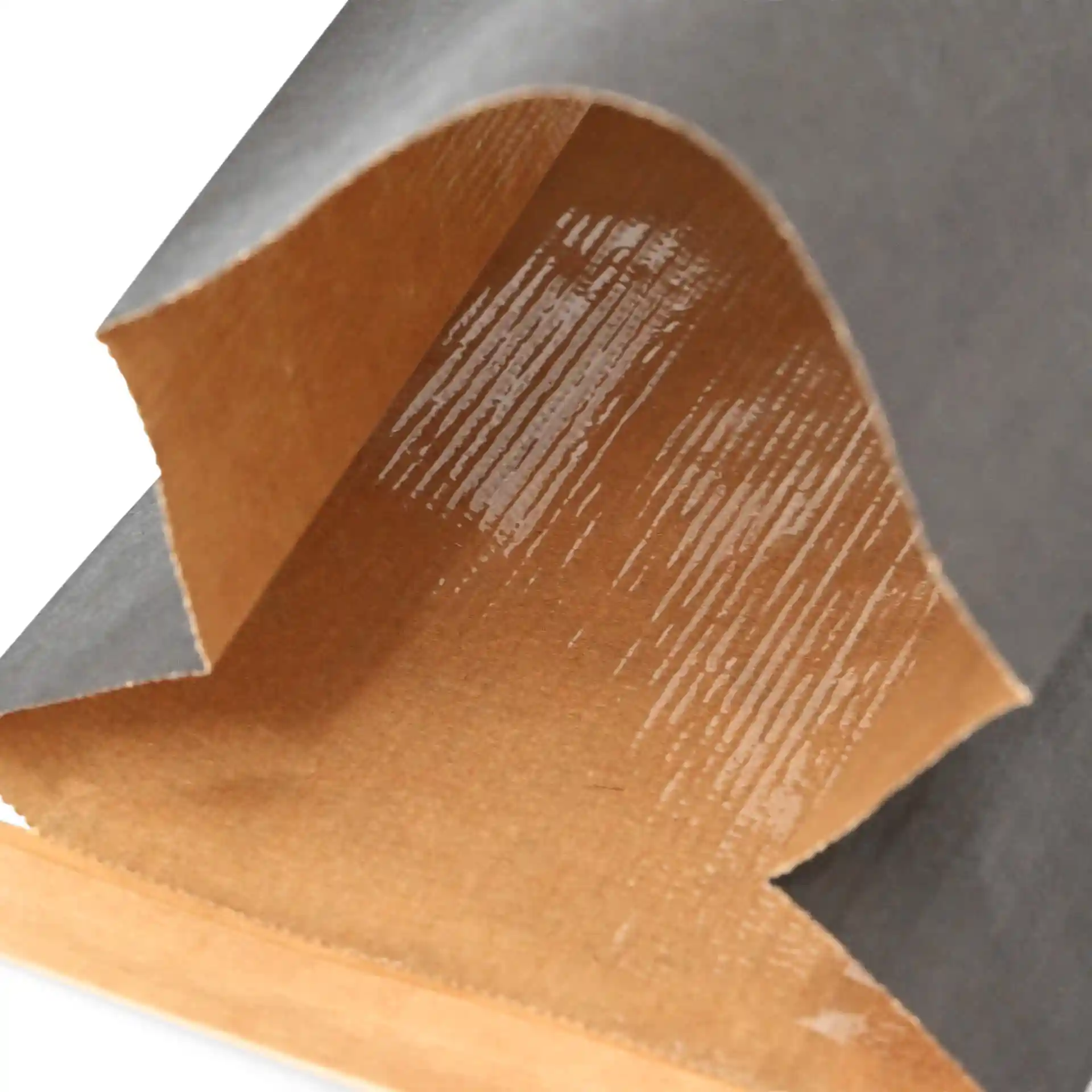 Gros plan d'un sac noir à fond plat en papier kraft, montrant l'intérieur avec un revêtement brillant et un lien en métal.