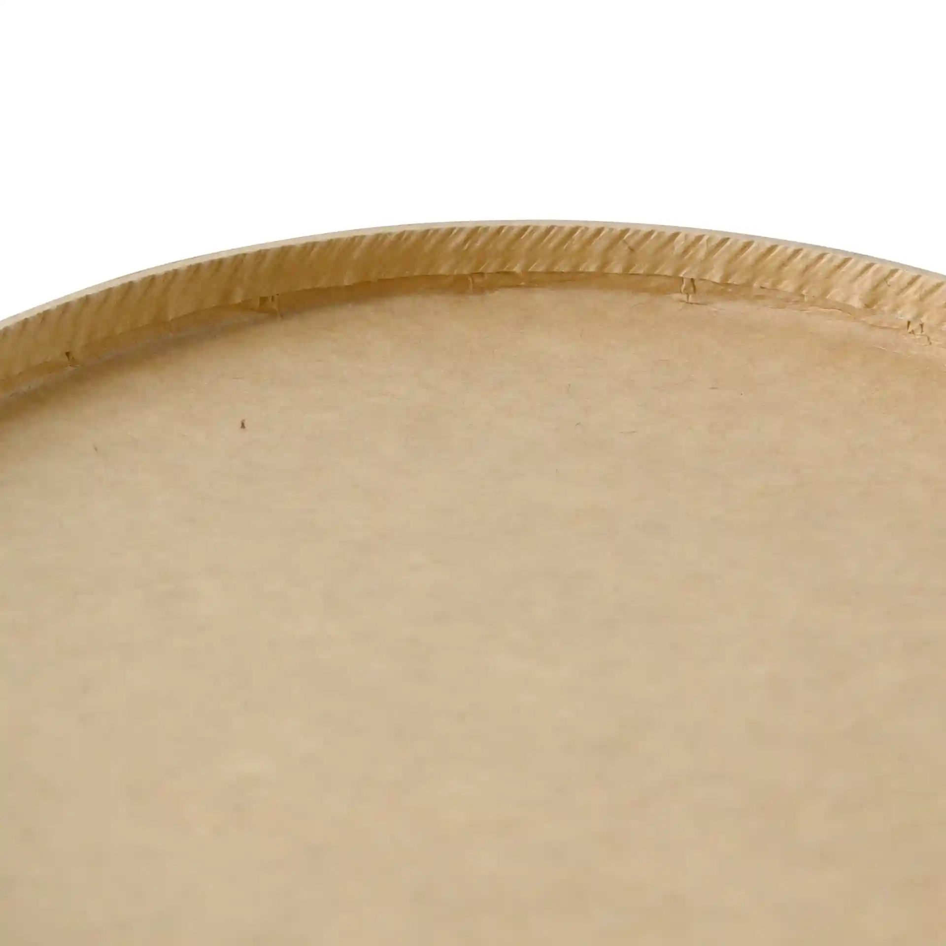 Gros plan du bord d'un bol rond en carton brun avec un revêtement visible.